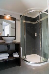 een badkamer met een douche en een wastafel bij Allotel in Fos-sur-Mer