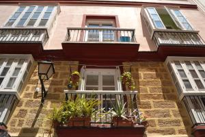 een appartementencomplex met balkons en potplanten bij Beautiful Central Cadiz in Cádiz