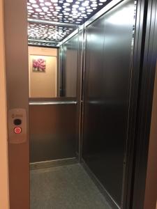eine begehbare Dusche mit Glastür in einem Zimmer in der Unterkunft Hotel Opera' in Moscufo