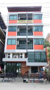 un edificio alto con una naranja y blanco en Today Tonight, en Bangkok