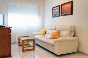 un soggiorno con divano bianco e tavolo di Duerming Bolera Pico a Portonovo