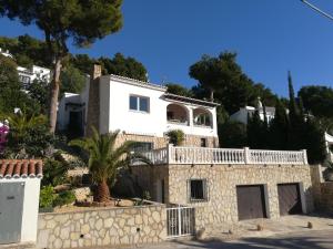een huis aan de zijkant van een heuvel bij FerienwohnungMoraira in Moraira