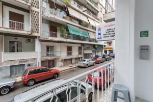 widok z balkonu samochodów zaparkowanych na ulicy w obiekcie Athens Home 2 w Atenach