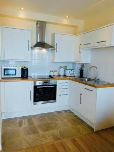 A kitchen or kitchenette at 'Kaia' Beach Vista, Ventnor Beach