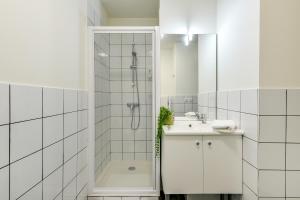 uma casa de banho branca com um chuveiro e um lavatório. em Student Factory Nice em Nice