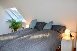 ヒレレズにあるEbogaardのベッドルーム1室(青い枕のベッド1台、窓付)