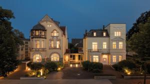 duży budynek z oświetleniem przed nim w obiekcie Boutiquehotel Dreesen - Villa Godesberg w mieście Bonn