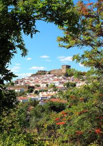 uitzicht op een stad met een kasteel op een heuvel bij INATEL Castelo De Vide in Castelo de Vide
