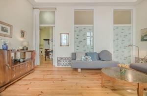 een woonkamer met een bank en een tafel bij Correeiros Downtown - Historic Lisbon Apartment in Lissabon