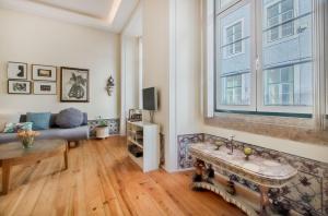 een woonkamer met een bank en een tafel bij Correeiros Downtown - Historic Lisbon Apartment in Lissabon