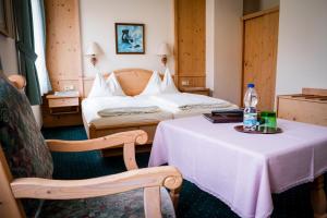 Ein Bett oder Betten in einem Zimmer der Unterkunft Hotel Krug