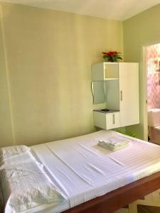 1 dormitorio con 1 cama grande y estante en Chaniva-Joy Island View Appartments, en Isla de Malapascua
