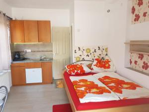 mały pokój z łóżkiem i kuchnią w obiekcie Sofias Apartment w mieście Bad Goisern +11 zdjęć