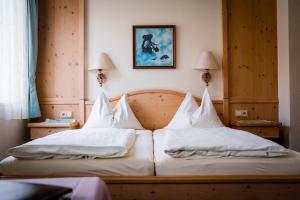 Ein Bett oder Betten in einem Zimmer der Unterkunft Hotel Krug