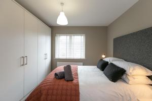 una camera da letto con un letto grande con due cuscini sopra di The Perfect Stay Belfast a Belfast