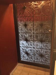 - une porte avec une porte en fer forgé dans l'établissement Riad SASHA, à Marrakech