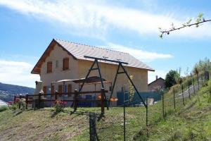 une maison sur une colline avec une balançoire dans l'établissement Gite les Myosotis, à Saint-Jean-Saint-Nicolas 5 autres photos