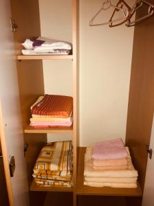 garderoba z składanymi ręcznikami na półkach w obiekcie Apartment Igor w Budvie