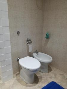 łazienka z toaletą i bidetem w obiekcie terra e mare w mieście Collemeto