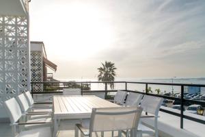エル・プエルト・デ・サンタマリアにあるCasa El Manantialの海を望むバルコニー(テーブル、椅子付)