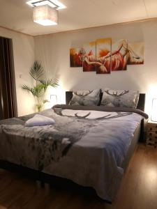 A bed or beds in a room at Luxe vakantiehuis in het bos