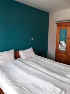 Cama o camas de una habitación en Todorka Views Alexander Services Apartments
