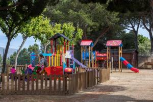 un grupo de equipos de juegos en un parque en Camping Roca Grossa, en Calella