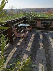 un patio con mesa y sillas y vistas a un campo en Felsőréti Vendégház, en Demjén