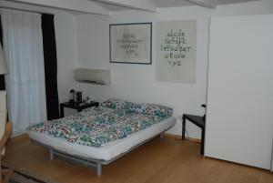 ein Schlafzimmer mit einem Bett in einem Zimmer in der Unterkunft Das grüne Häusle in Osterholz-Scharmbeck