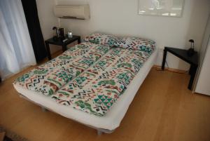 オスターホルツ・シャルムベックにあるDas grüne Häusleのベッド(毛布付)