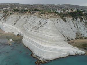- une vue aérienne sur une grande falaise de roche blanche dans l'établissement A due passi dal mare, à Realmonte