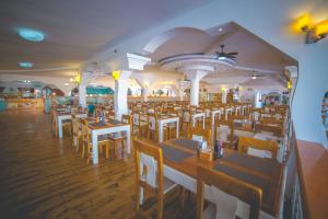 En restaurant eller et andet spisested på Phoenicia Holiday Resort