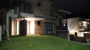 une maison la nuit avec une pelouse devant elle dans l'établissement SleepRest @ Nagoya Valley, à Nagoya