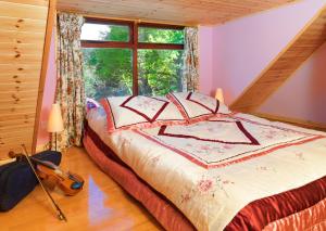 Katil atau katil-katil dalam bilik di Meadowsweet Forest Lodge