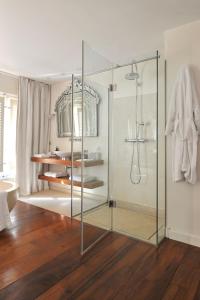 La salle de bains est pourvue d'une cabine de douche en verre et de toilettes. dans l'établissement La Maison d'Aix, à Aix-en-Provence