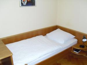 カンダーンにあるGasthaus zur Schnecke Kandernの木製ヘッドボード付きの部屋のベッド1台