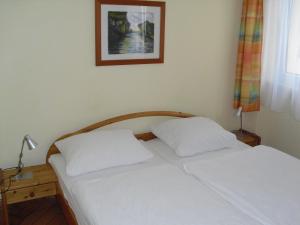 Postel nebo postele na pokoji v ubytování Gasthaus zur Schnecke Kandern