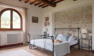 A bed or beds in a room at Farmhouse in Umbria