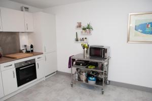 1 Bedroom Paintworks Apartment in Central Bristolにあるキッチンまたは簡易キッチン