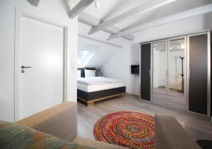 Schlafzimmer mit einem Bett und einer Glasschiebetür in der Unterkunft Schiller-Quartier 15 in Bremerhaven