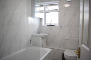 Um banheiro em Bright 2 Bedroom Flat in East Dulwich
