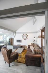 ein Wohnzimmer mit Sofa und Tisch in der Unterkunft Schiller-Quartier 15 in Bremerhaven