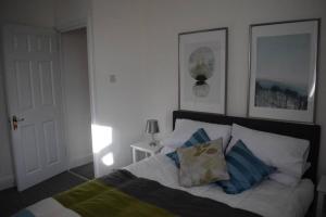 Cama ou camas em um quarto em Bright 2 Bedroom Flat in East Dulwich