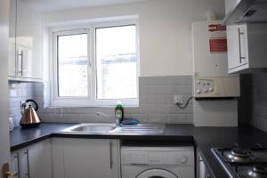 Bright 2 Bedroom Flat in East Dulwichにあるキッチンまたは簡易キッチン