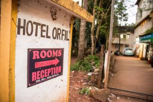 un panneau sur un mur indiquant la réception d'urgence dans l'établissement Hotel Orfil, à Calangute