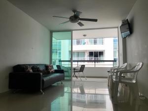 sala de estar con sofá y ventilador de techo en EDIFICIO PALANOA APTO 507 RODADERO, en Santa Marta