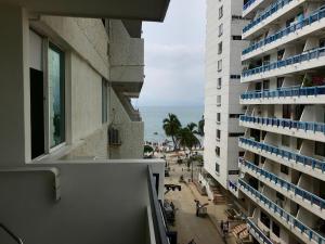 desde el balcón de un edificio con vistas a la playa en EDIFICIO PALANOA APTO 507 RODADERO, en Santa Marta
