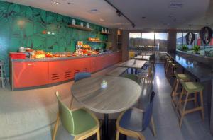 Lounge nebo bar v ubytování ibis Apartado