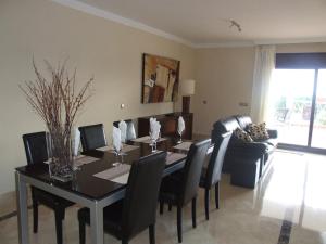 Część wypoczynkowa w obiekcie 2 Bedroom Apartments on Private Gated Development