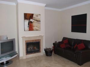 Telewizja i/lub zestaw kina domowego w obiekcie 2 Bedroom Apartments on Private Gated Development